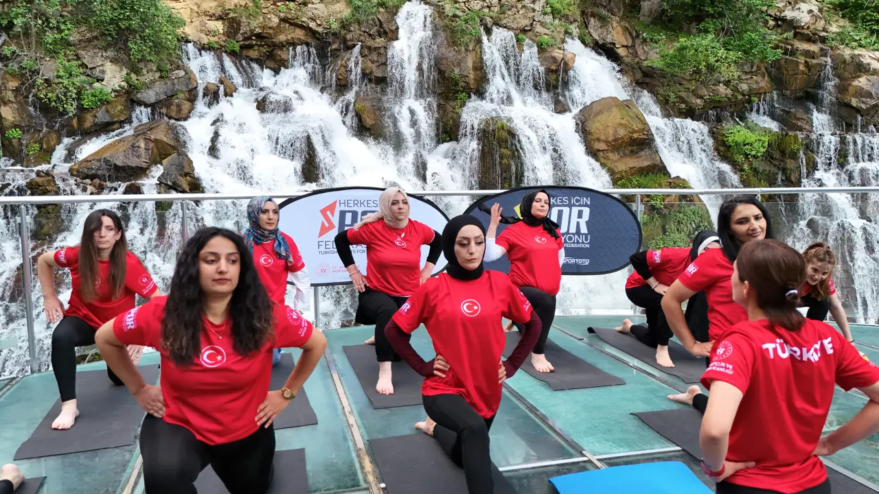 Tomara Şelalesi'nde Gürül Gürül Akan Suyun Yanında Yoga Yaptılar 4