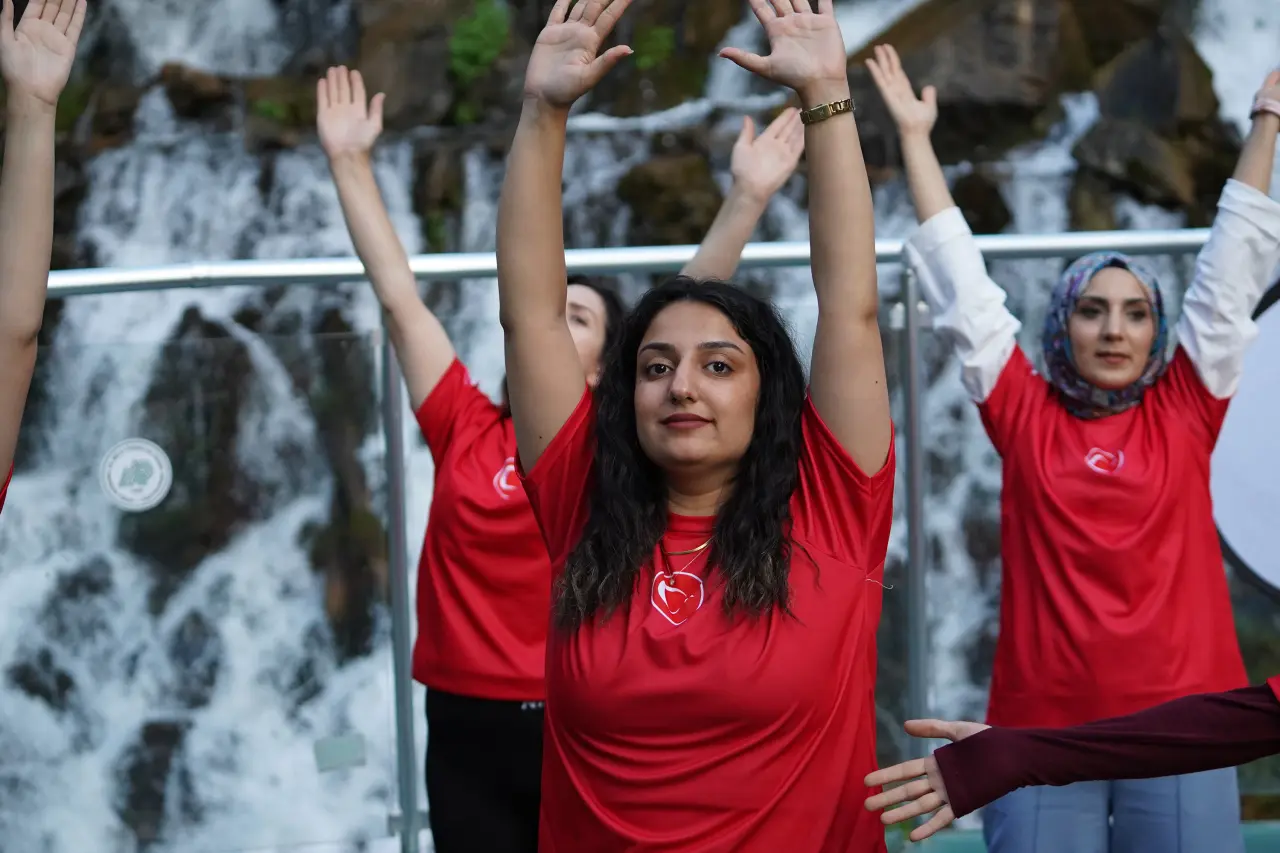 Tomara Şelalesi'nde Gürül Gürül Akan Suyun Yanında Yoga Yaptılar 10