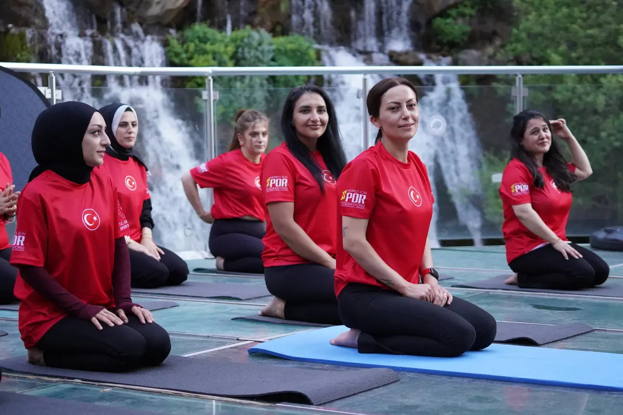 Tomara Şelalesi'nde Gürül Gürül Akan Suyun Yanında Yoga Yaptılar 23
