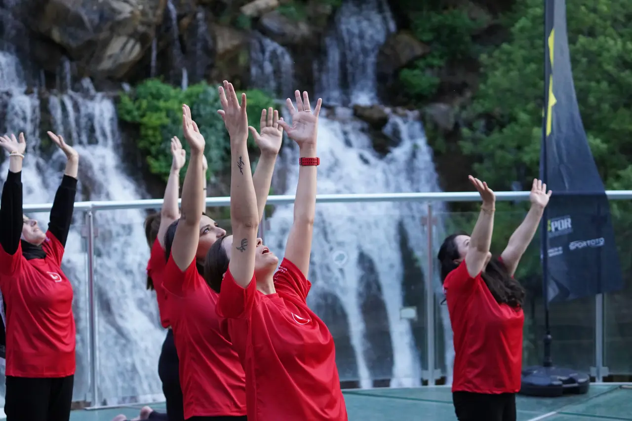 Tomara Şelalesi'nde Gürül Gürül Akan Suyun Yanında Yoga Yaptılar 16