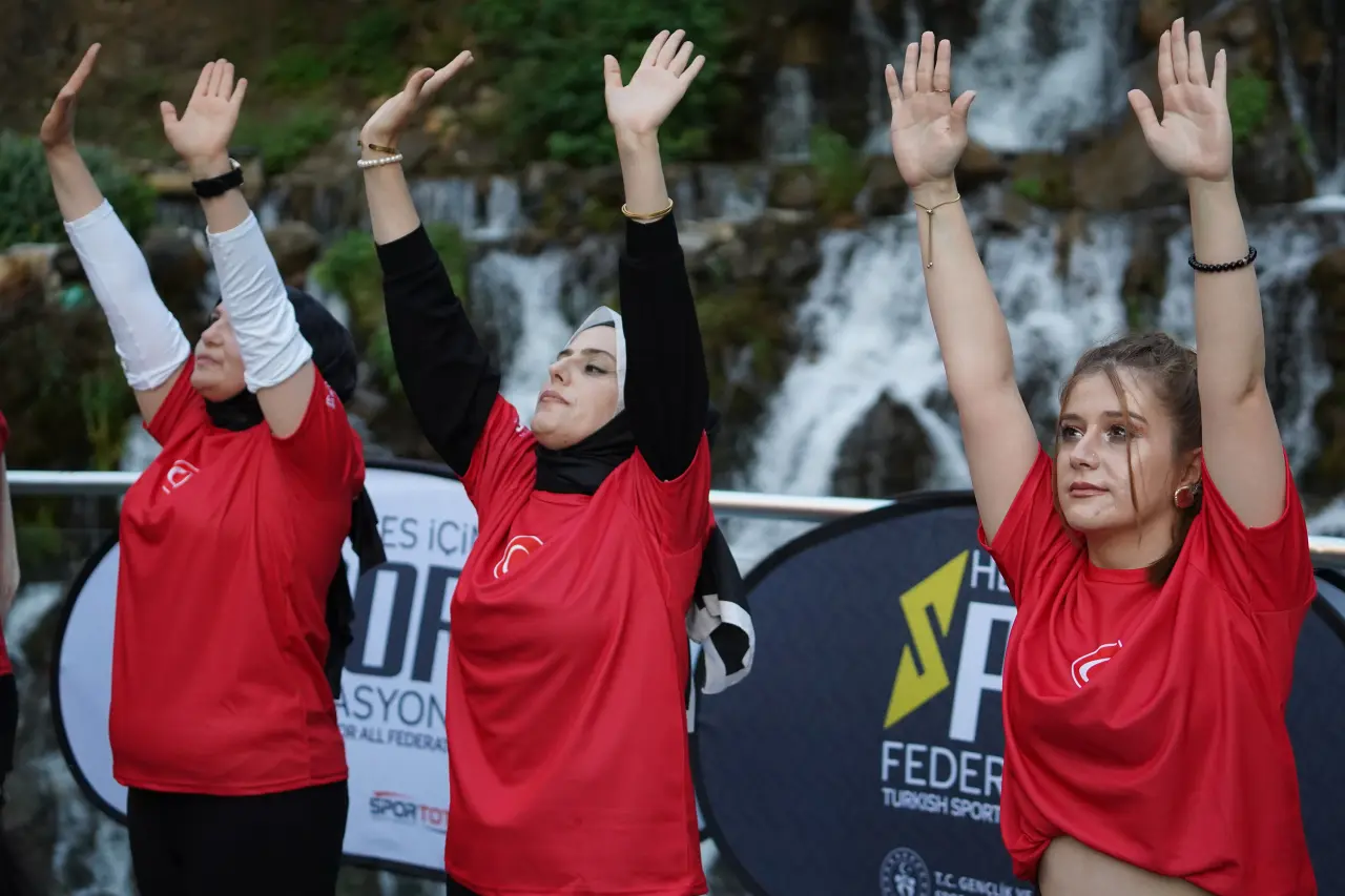 Tomara Şelalesi'nde Gürül Gürül Akan Suyun Yanında Yoga Yaptılar 24