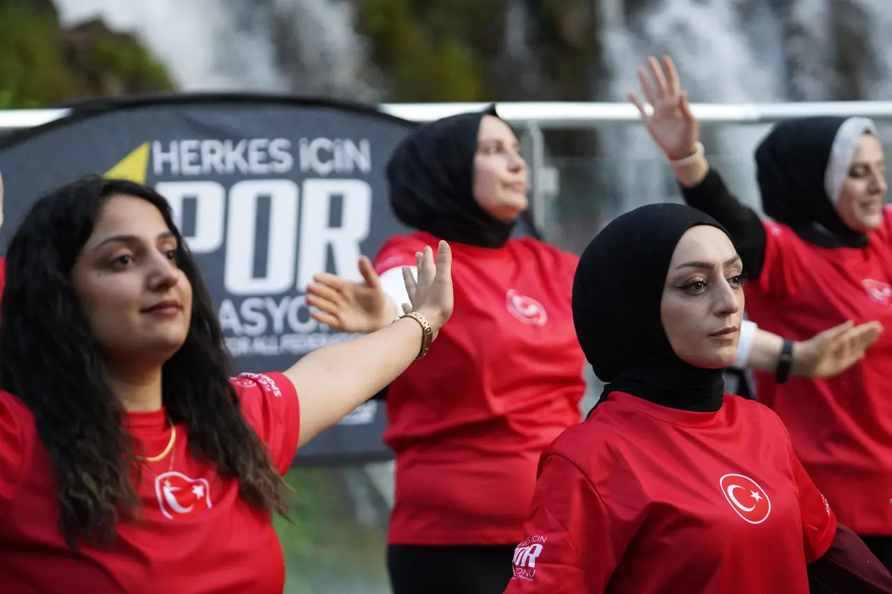 Tomara Şelalesi'nde Gürül Gürül Akan Suyun Yanında Yoga Yaptılar 14