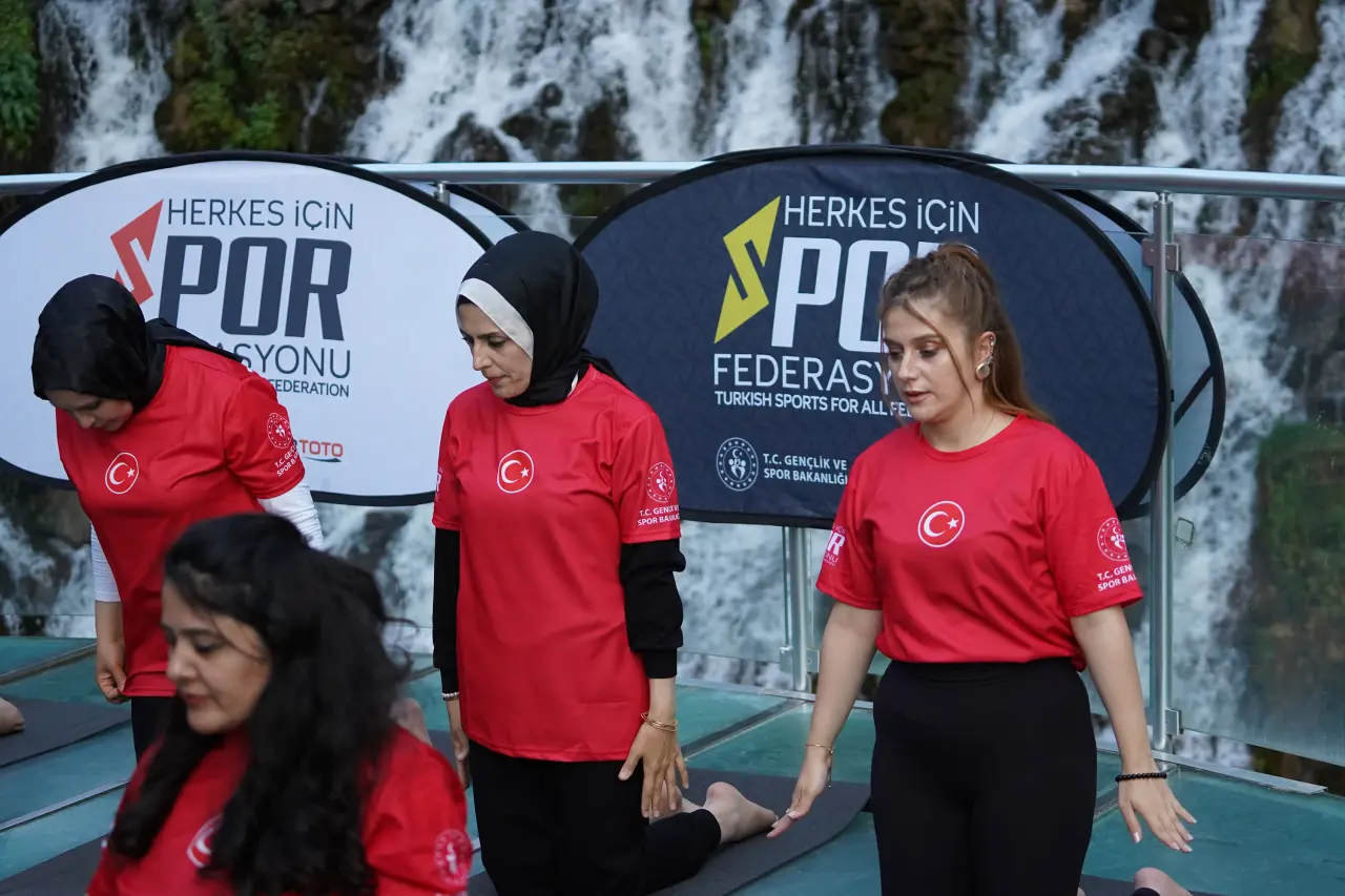 Tomara Şelalesi'nde Gürül Gürül Akan Suyun Yanında Yoga Yaptılar 17