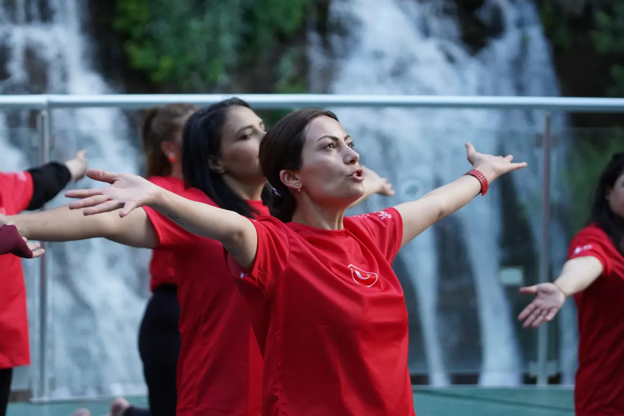 Tomara Şelalesi'nde Gürül Gürül Akan Suyun Yanında Yoga Yaptılar 15