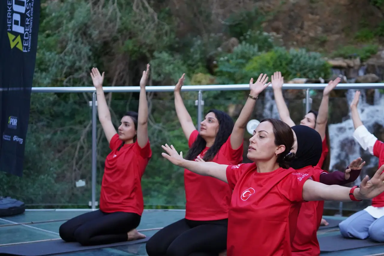 Tomara Şelalesi'nde Gürül Gürül Akan Suyun Yanında Yoga Yaptılar 21