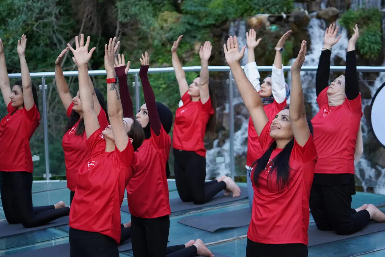 Tomara Şelalesi'nde Gürül Gürül Akan Suyun Yanında Yoga Yaptılar 19