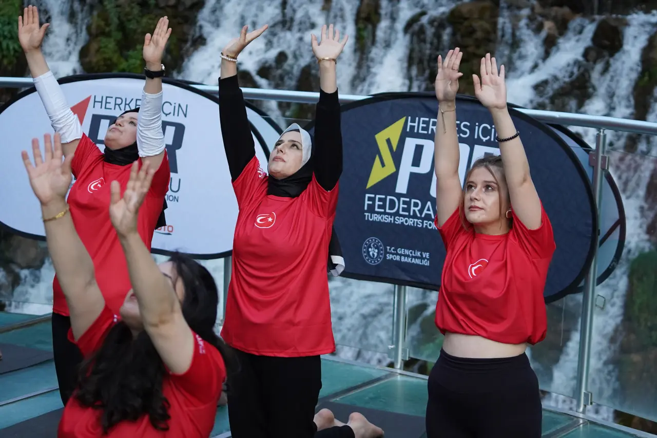 Tomara Şelalesi'nde Gürül Gürül Akan Suyun Yanında Yoga Yaptılar 18