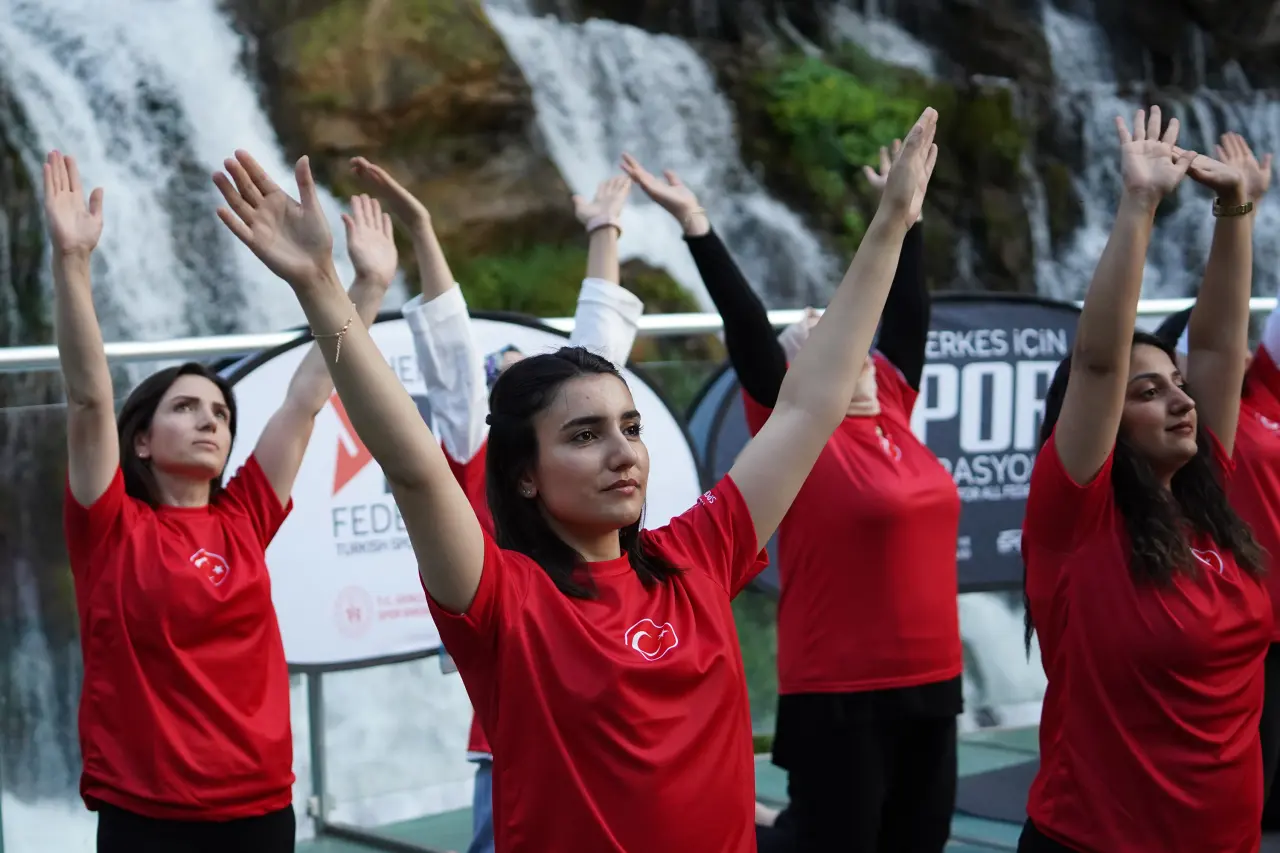 Tomara Şelalesi'nde Gürül Gürül Akan Suyun Yanında Yoga Yaptılar 11