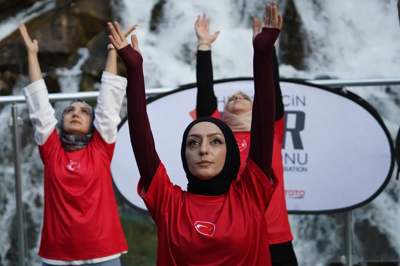 Tomara Şelalesi'nde Gürül Gürül Akan Suyun Yanında Yoga Yaptılar 9