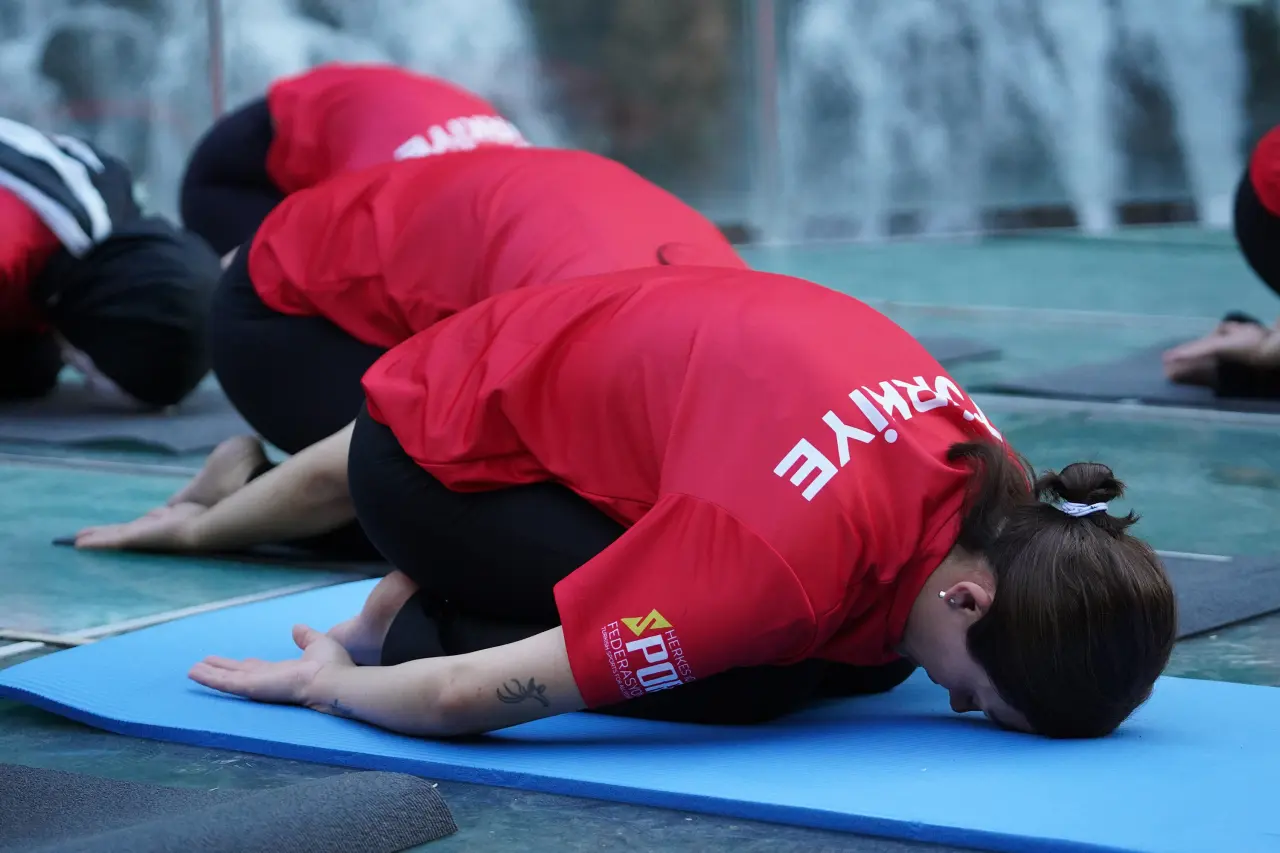 Tomara Şelalesi'nde Gürül Gürül Akan Suyun Yanında Yoga Yaptılar 22
