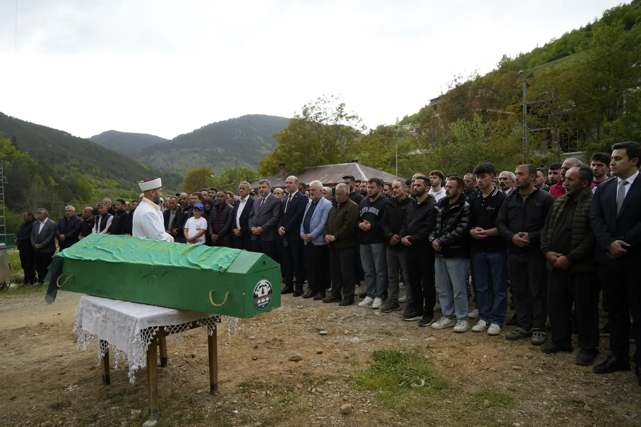 Torul'da eşi tarafından katledilen Arzu Pekin son yolculuğuna uğurlandı 1