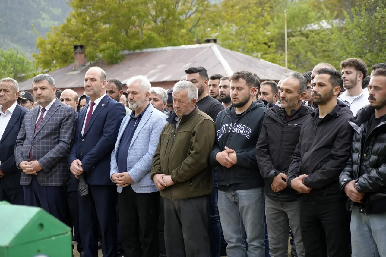 Torul'da eşi tarafından katledilen Arzu Pekin son yolculuğuna uğurlandı 2