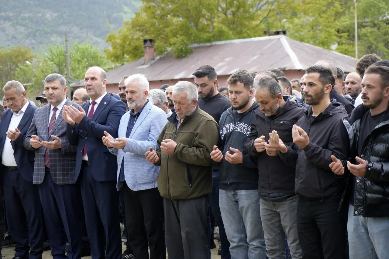 Torul'da eşi tarafından katledilen Arzu Pekin son yolculuğuna uğurlandı 4