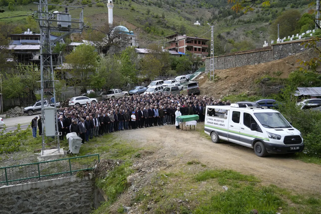 Torul'da eşi tarafından katledilen Arzu Pekin son yolculuğuna uğurlandı 3