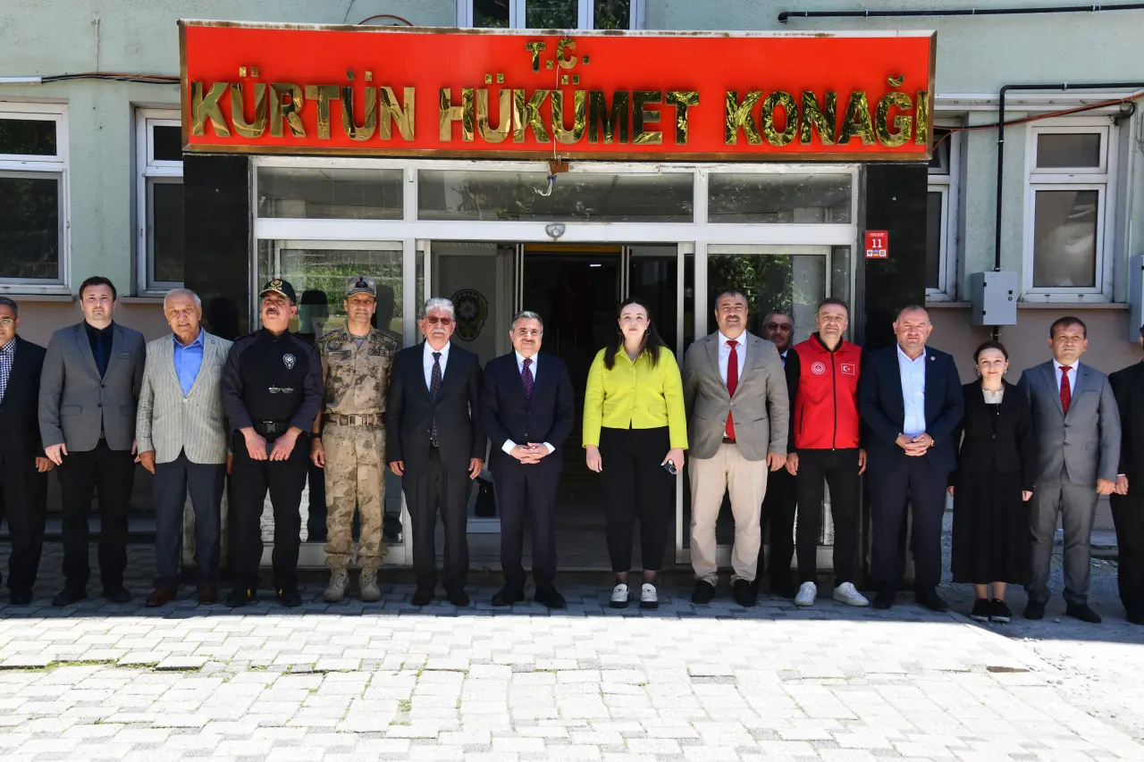 Vali Atay Kürtün’e Çıkarma Yaptı: Şehit Ailesinden Muhtarlara Yoğun Mesai 5