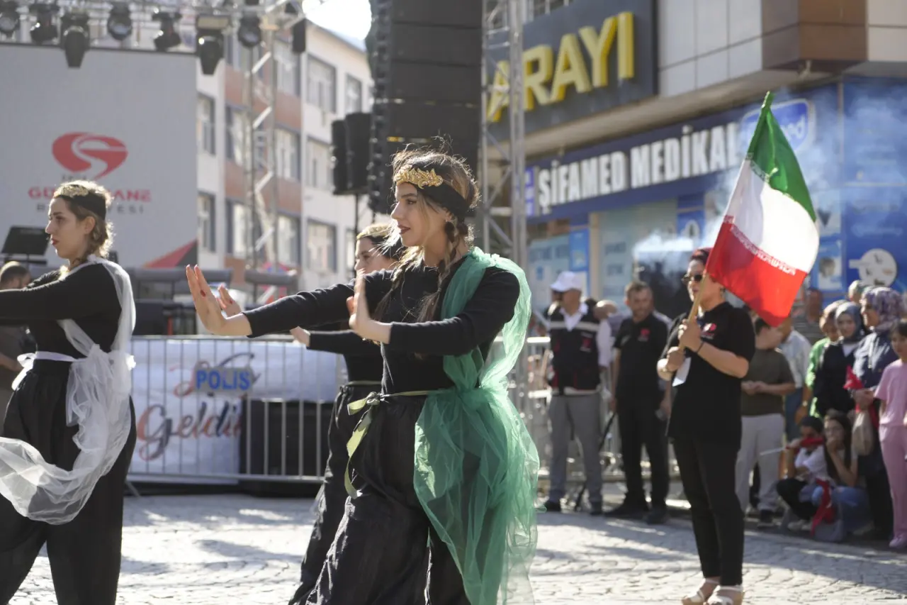 Gümüşhane Caddelerinde Renkli Görüntüler: Altı Ülke Aynı Sahnede Buluştu 8