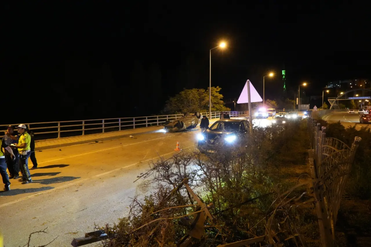 Gümüşhane'de Trafik Kazası: Refüjü Aşan Otomobil Karşı Şeride Geçti 2