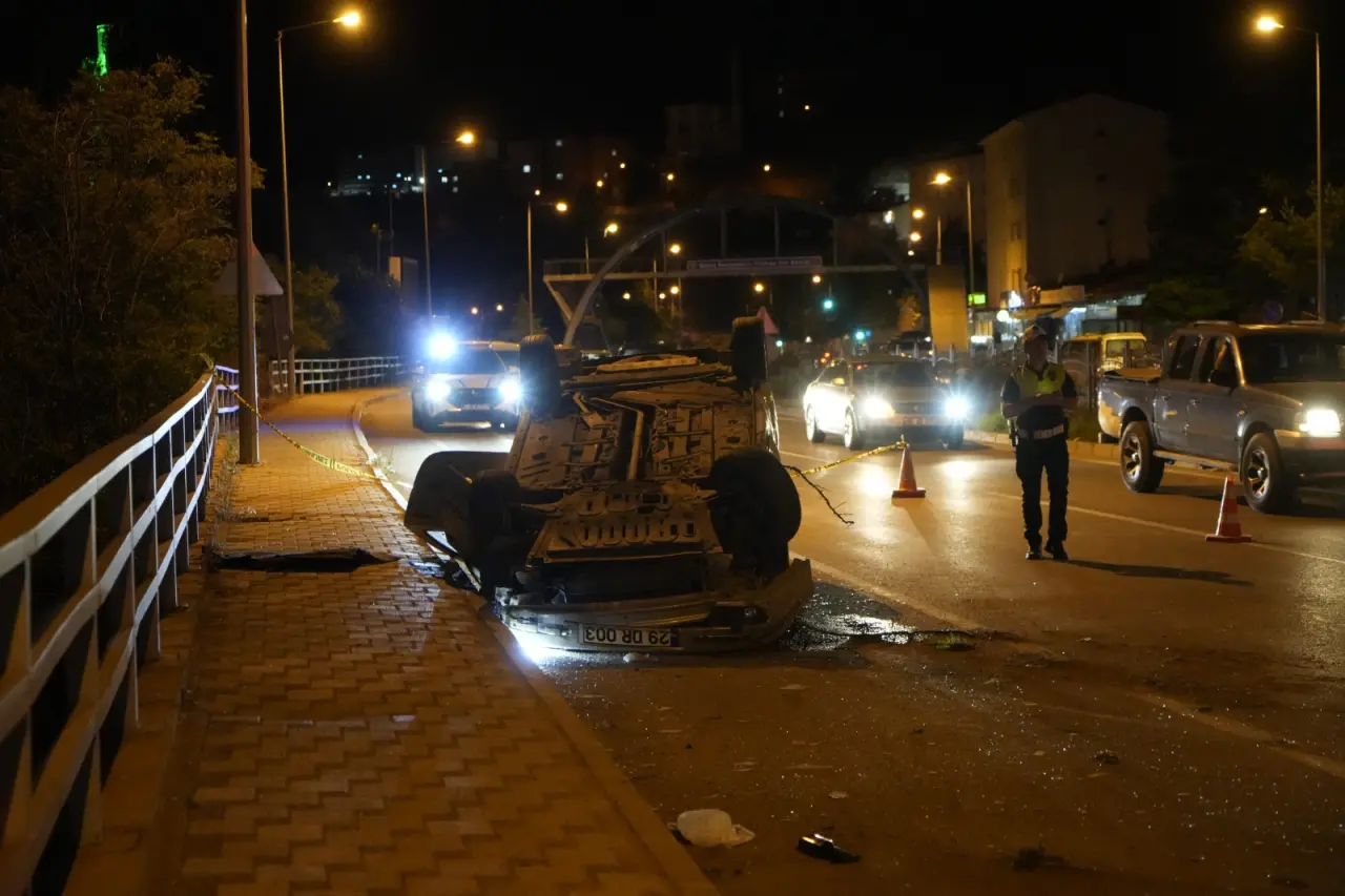 Gümüşhane'de Trafik Kazası: Refüjü Aşan Otomobil Karşı Şeride Geçti 5
