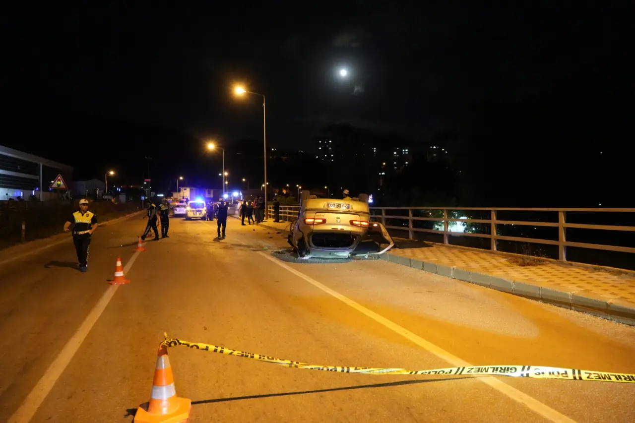 Gümüşhane'de Trafik Kazası: Refüjü Aşan Otomobil Karşı Şeride Geçti 3