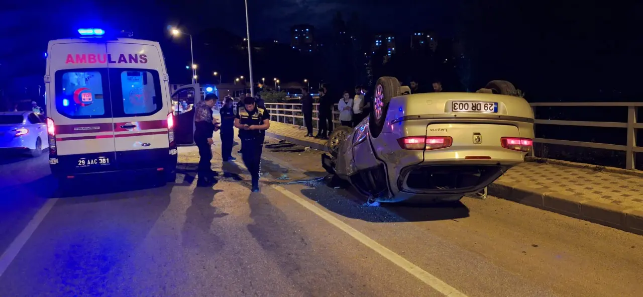 Gümüşhane'de Trafik Kazası: Refüjü Aşan Otomobil Karşı Şeride Geçti 1