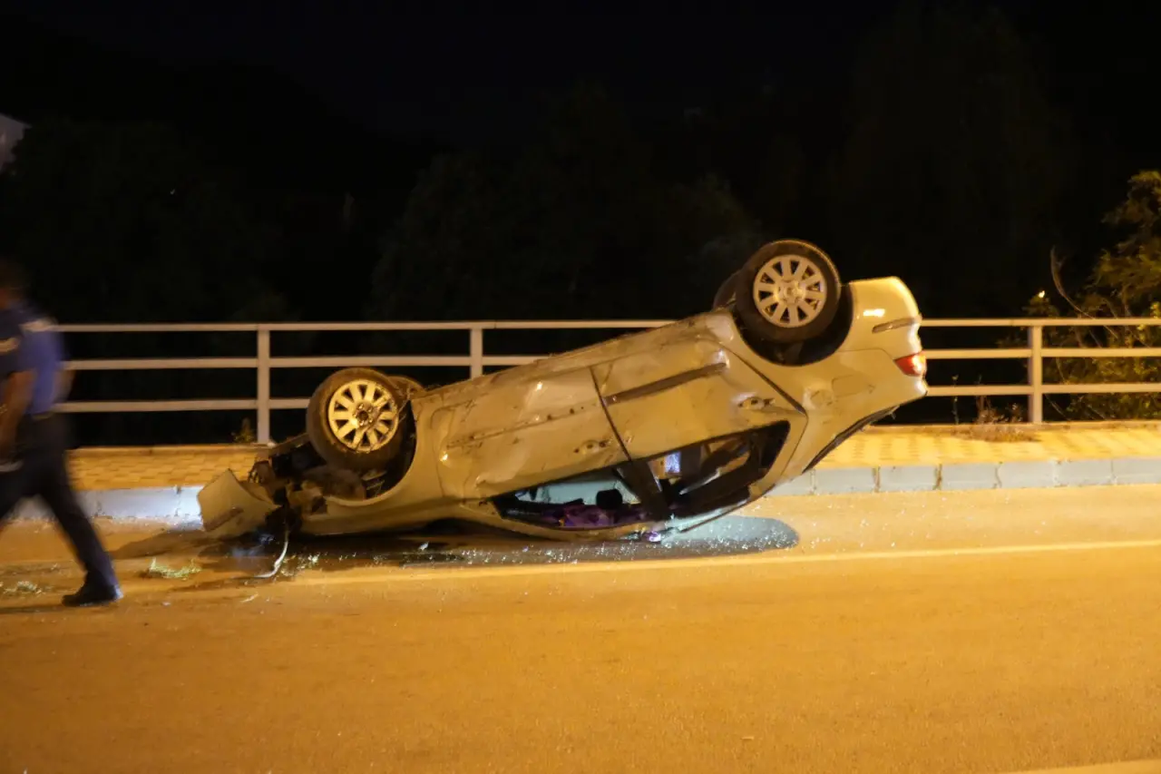 Gümüşhane'de Trafik Kazası: Refüjü Aşan Otomobil Karşı Şeride Geçti 6