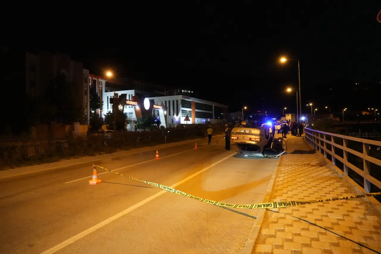 Gümüşhane'de Trafik Kazası: Refüjü Aşan Otomobil Karşı Şeride Geçti 4