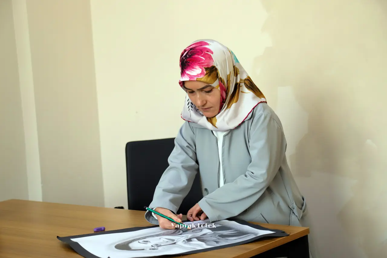 Kelkitli Rukiye Arslan Azmiyle Hem Resim Hem Edebiyat Dünyasına Damga Vurdu 17