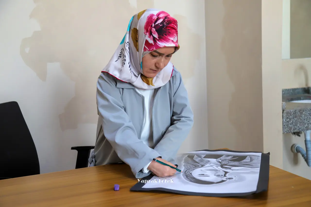 Kelkitli Rukiye Arslan Azmiyle Hem Resim Hem Edebiyat Dünyasına Damga Vurdu 19
