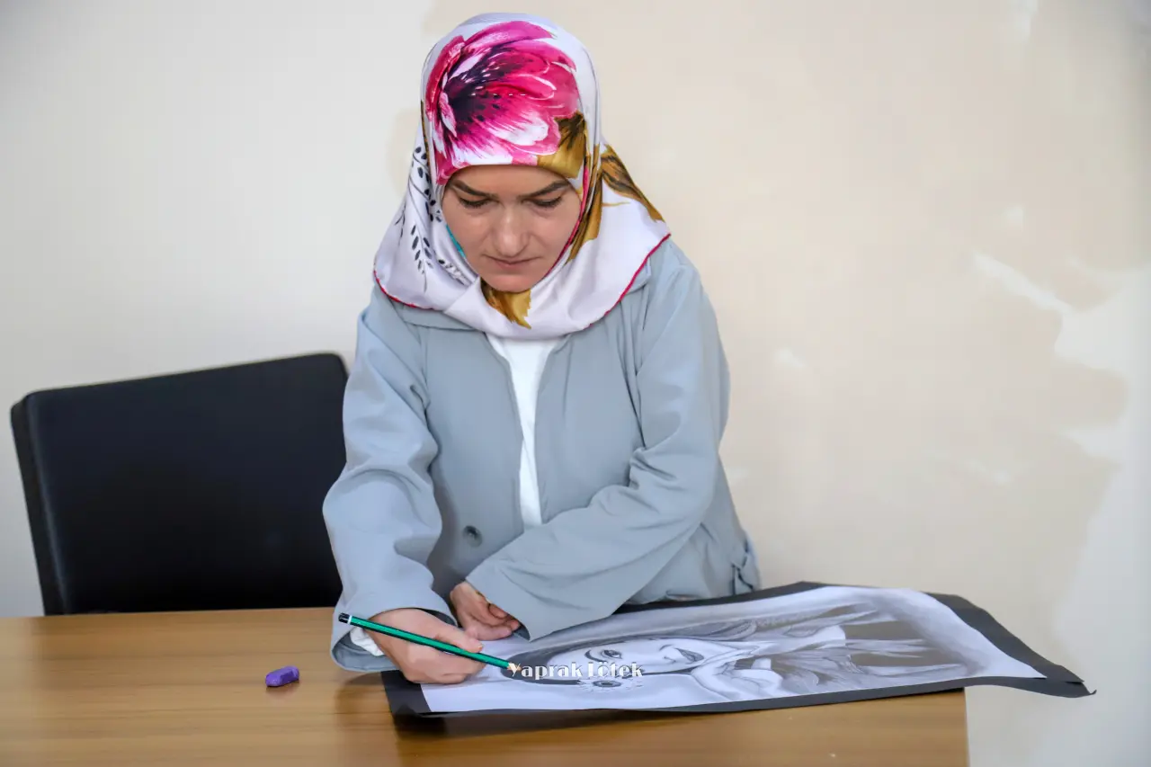 Kelkitli Rukiye Arslan Azmiyle Hem Resim Hem Edebiyat Dünyasına Damga Vurdu 23