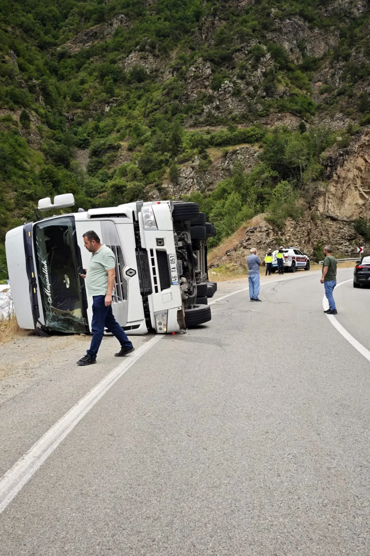 Kürtün’de Virajı Alamayan Balık Yemi Yüklü Tır Yola Devrildi! 4