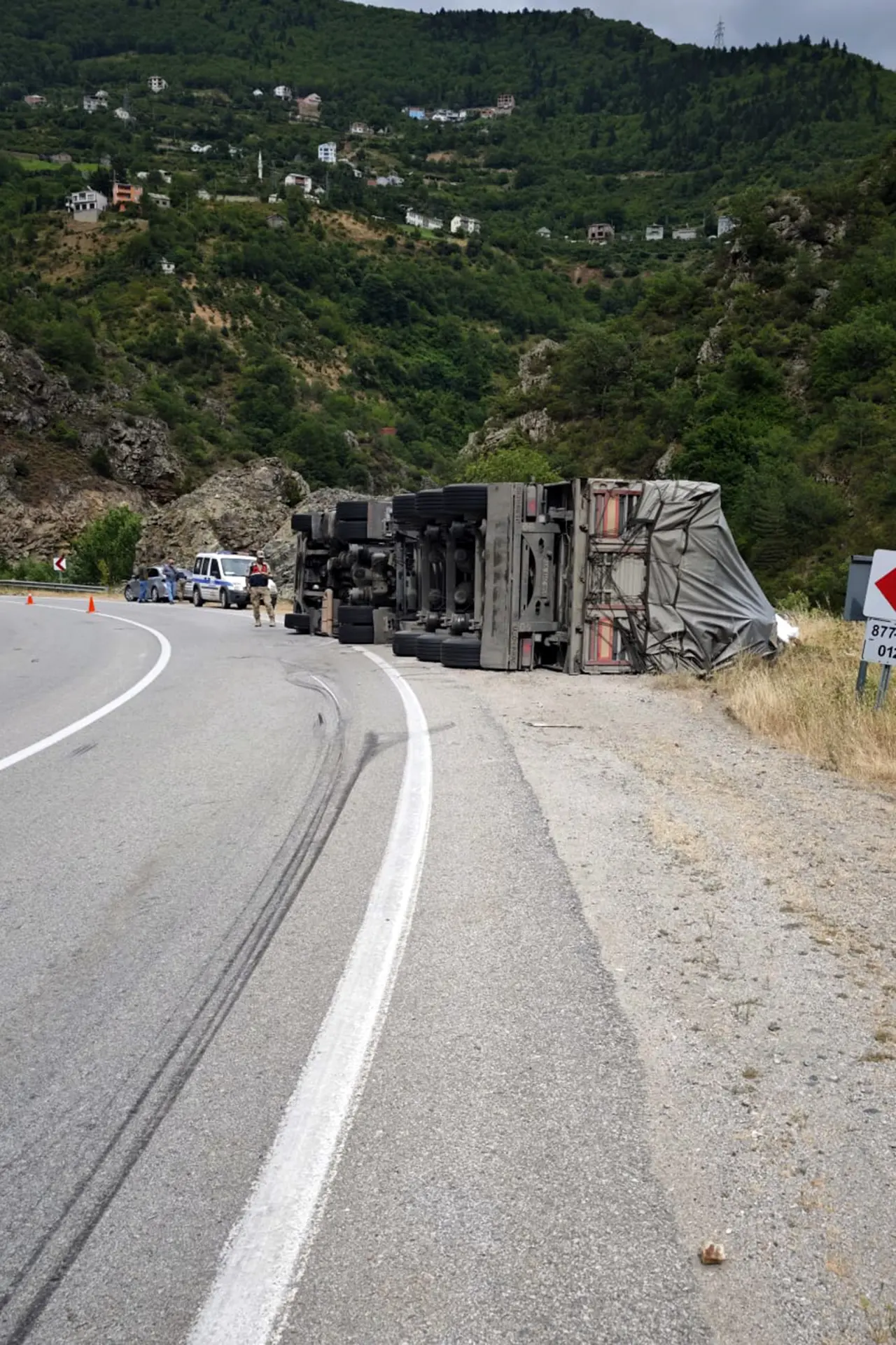 Kürtün’de Virajı Alamayan Balık Yemi Yüklü Tır Yola Devrildi! 1