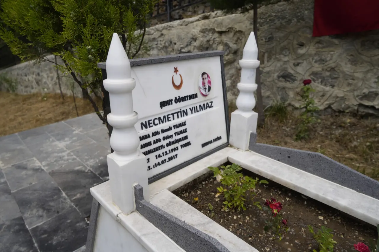 Şehit Öğretmen Necmettin Yılmaz Kabri Başında Dualarla Anıldı 7