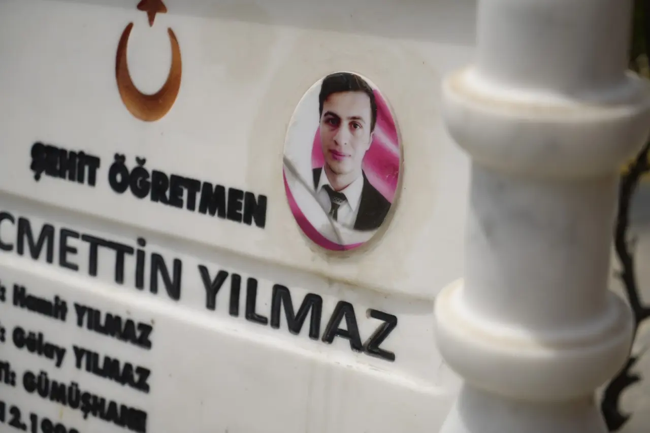 Şehit Öğretmen Necmettin Yılmaz Kabri Başında Dualarla Anıldı 8