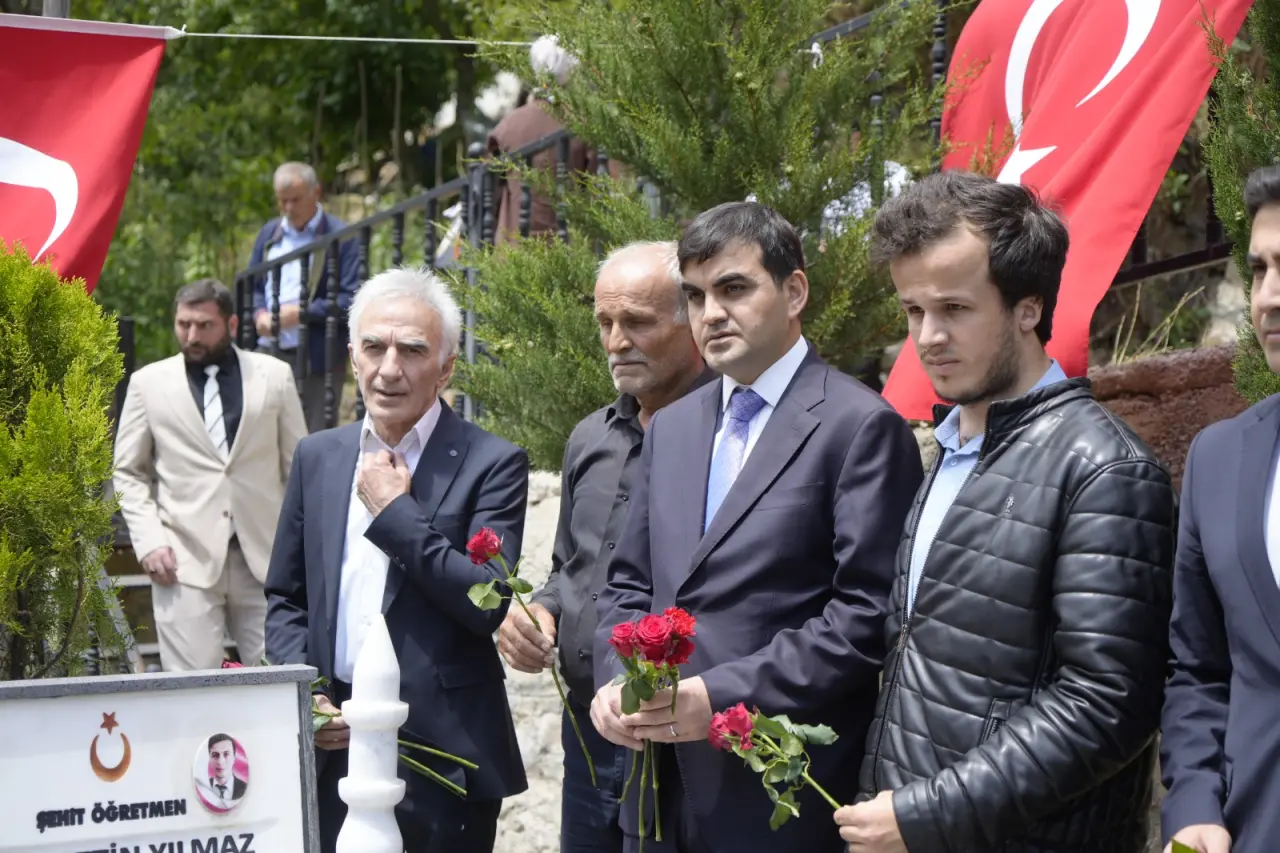 Şehit Öğretmen Necmettin Yılmaz Kabri Başında Dualarla Anıldı 11