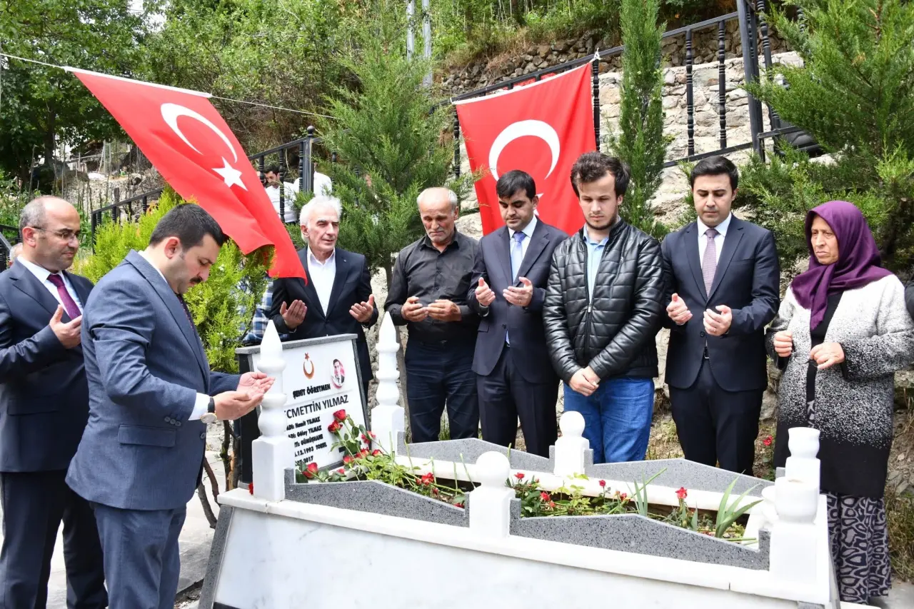 Şehit Öğretmen Necmettin Yılmaz Kabri Başında Dualarla Anıldı 4
