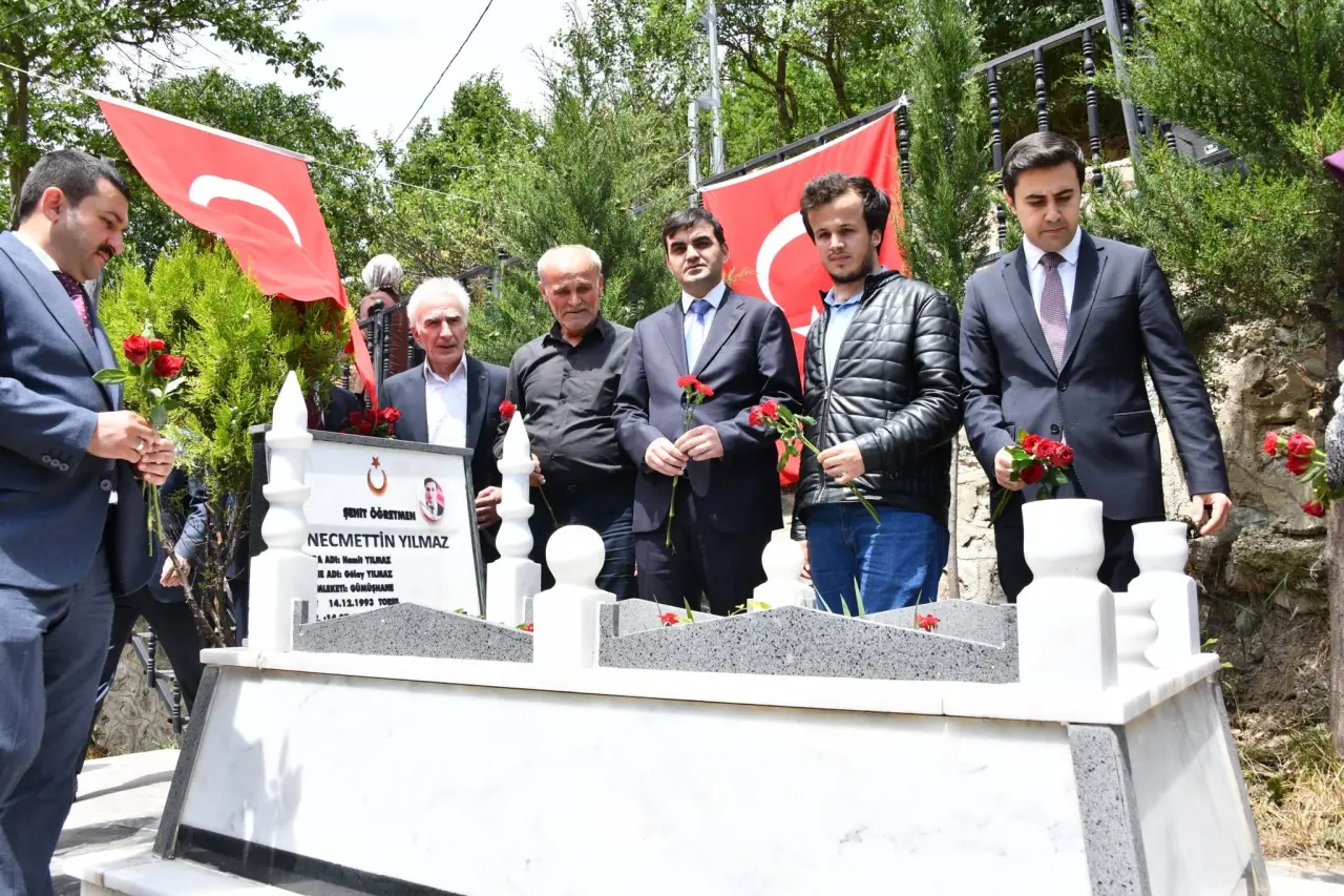 Şehit Öğretmen Necmettin Yılmaz Kabri Başında Dualarla Anıldı 2