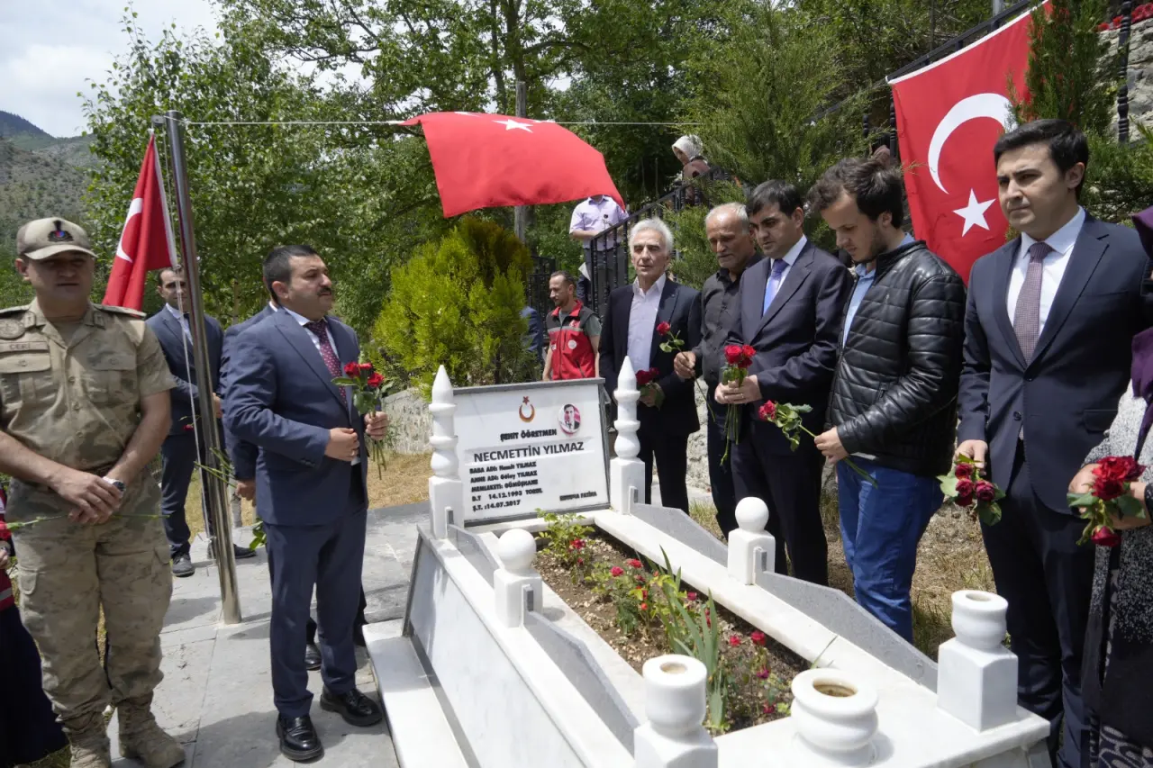 Şehit Öğretmen Necmettin Yılmaz Kabri Başında Dualarla Anıldı 10