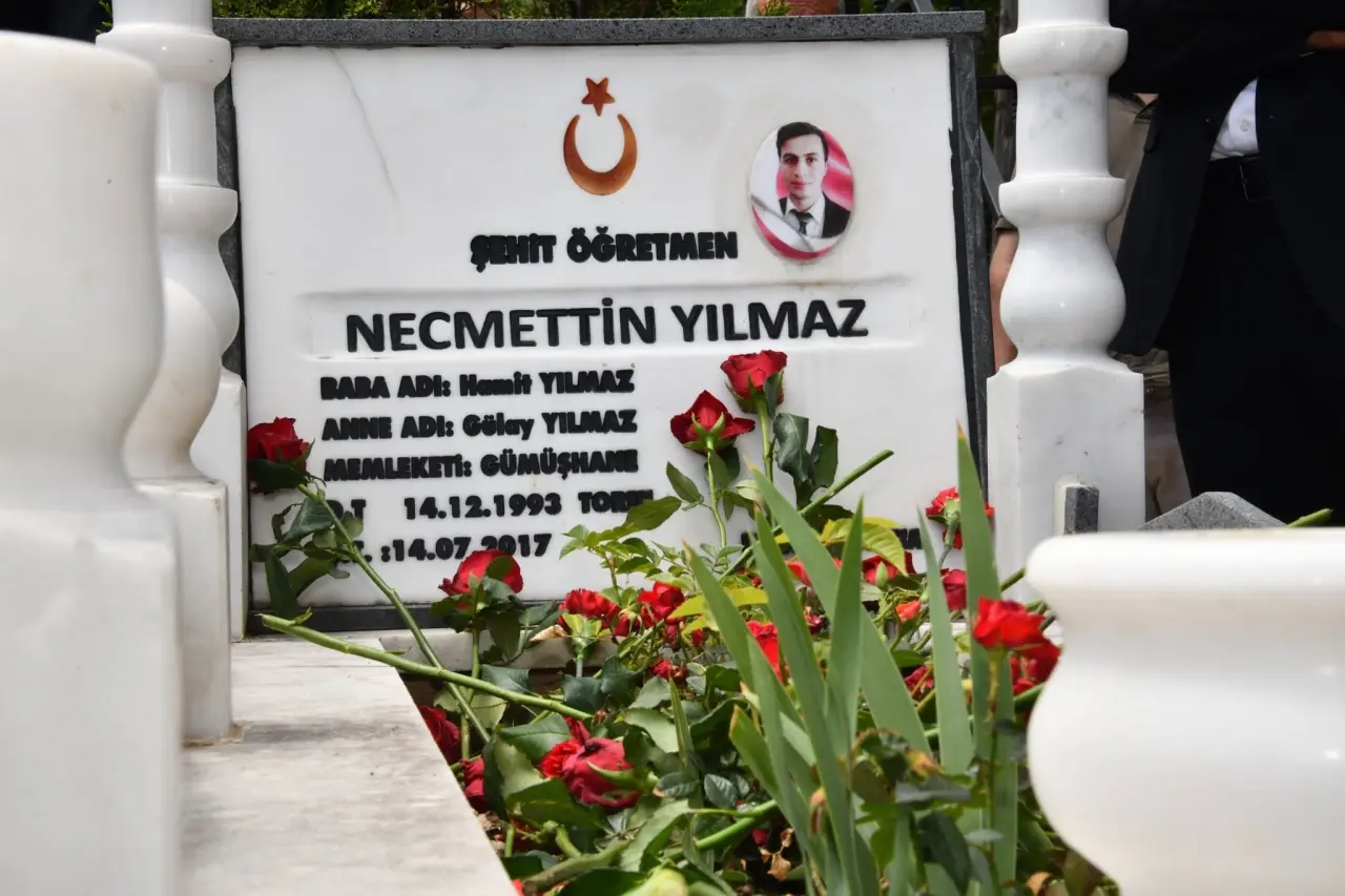 Şehit Öğretmen Necmettin Yılmaz Kabri Başında Dualarla Anıldı 1