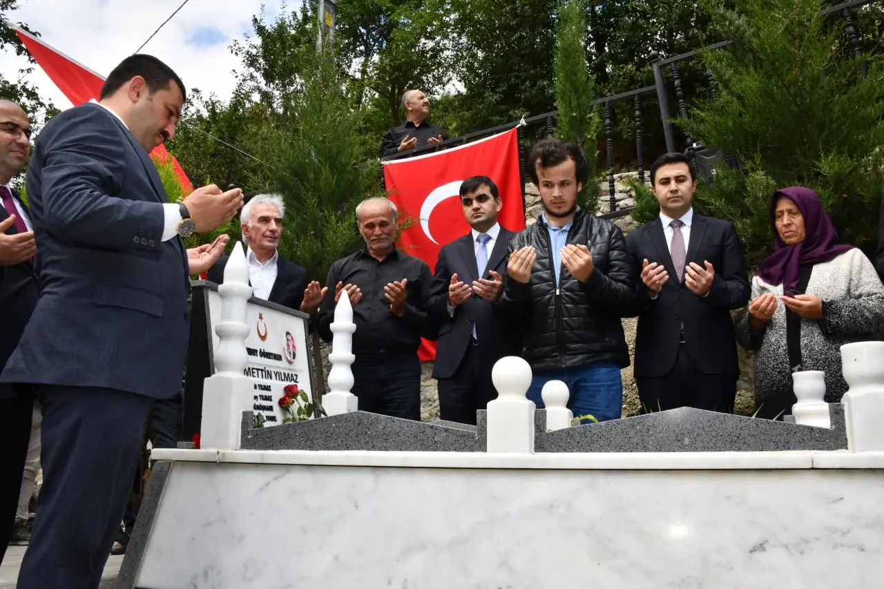 Şehit Öğretmen Necmettin Yılmaz Kabri Başında Dualarla Anıldı 5