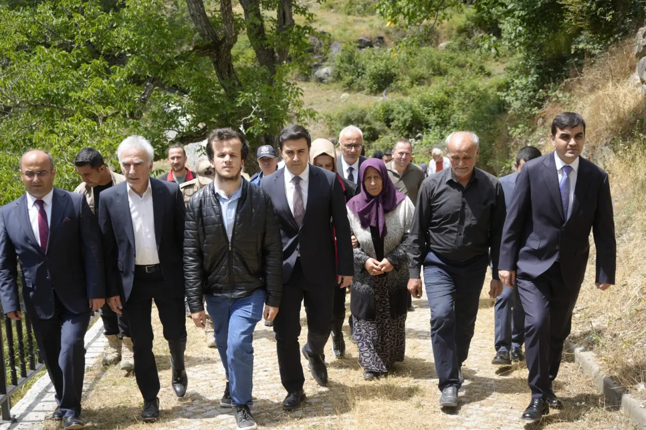 Şehit Öğretmen Necmettin Yılmaz Kabri Başında Dualarla Anıldı 9