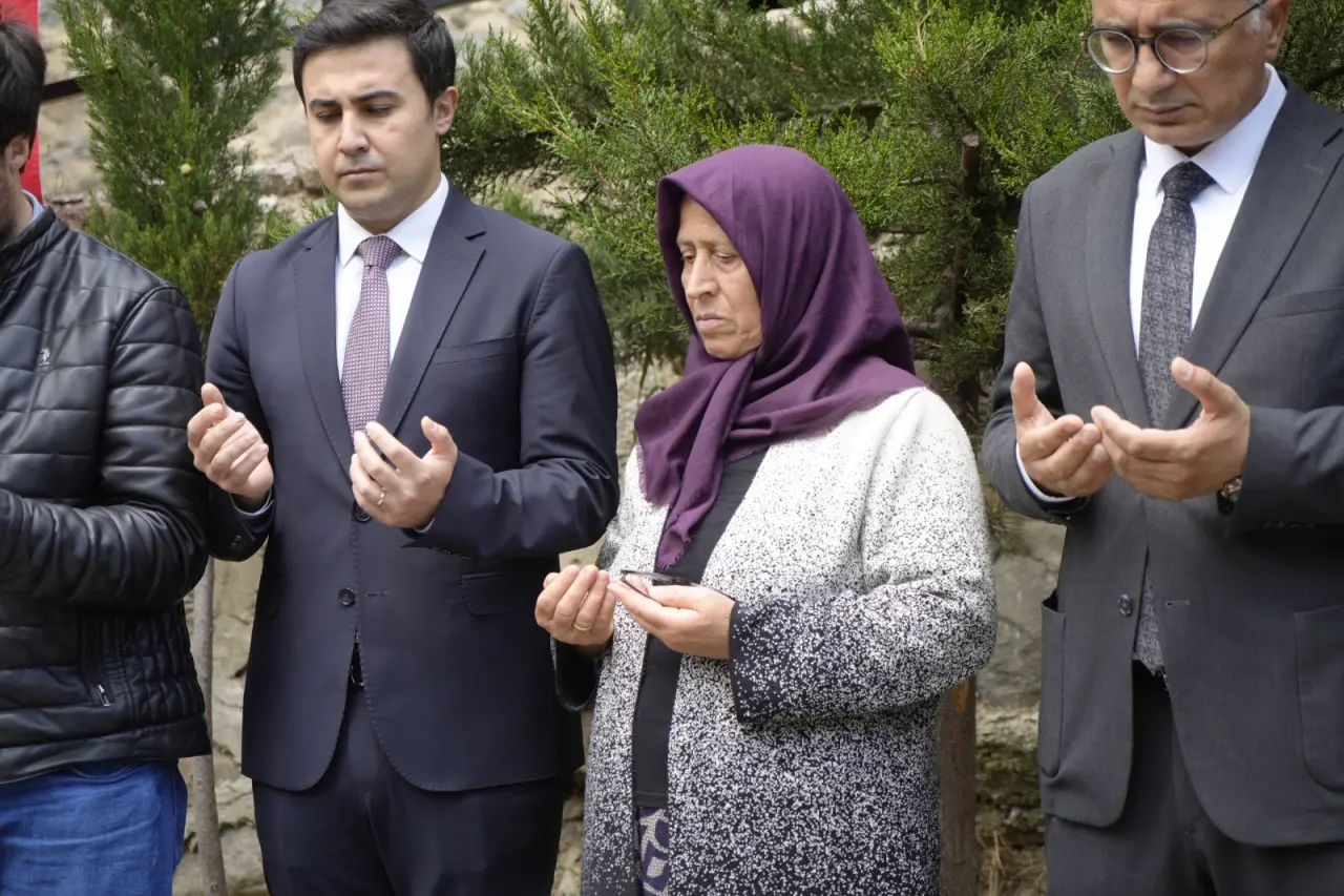 Şehit Öğretmen Necmettin Yılmaz Kabri Başında Dualarla Anıldı 13