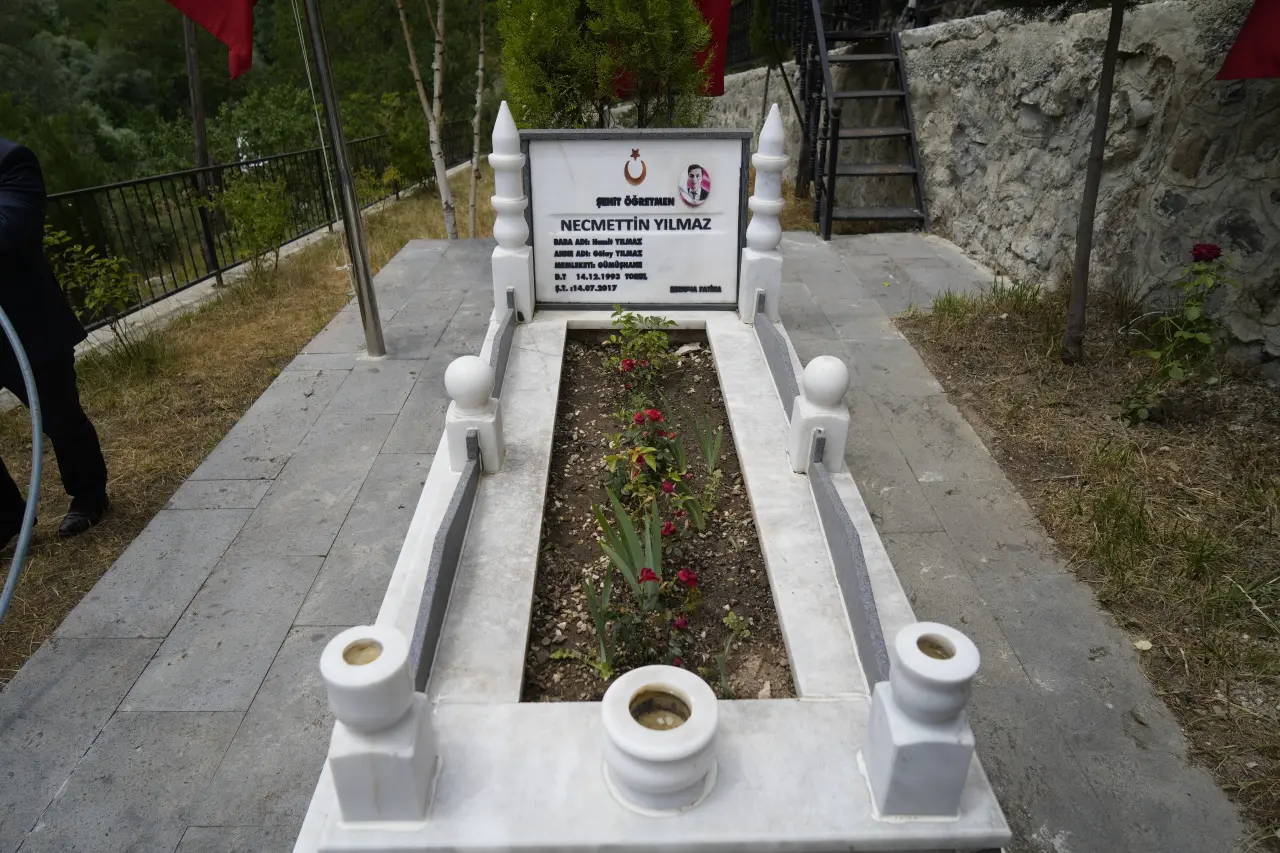 Şehit Öğretmen Necmettin Yılmaz Kabri Başında Dualarla Anıldı 14