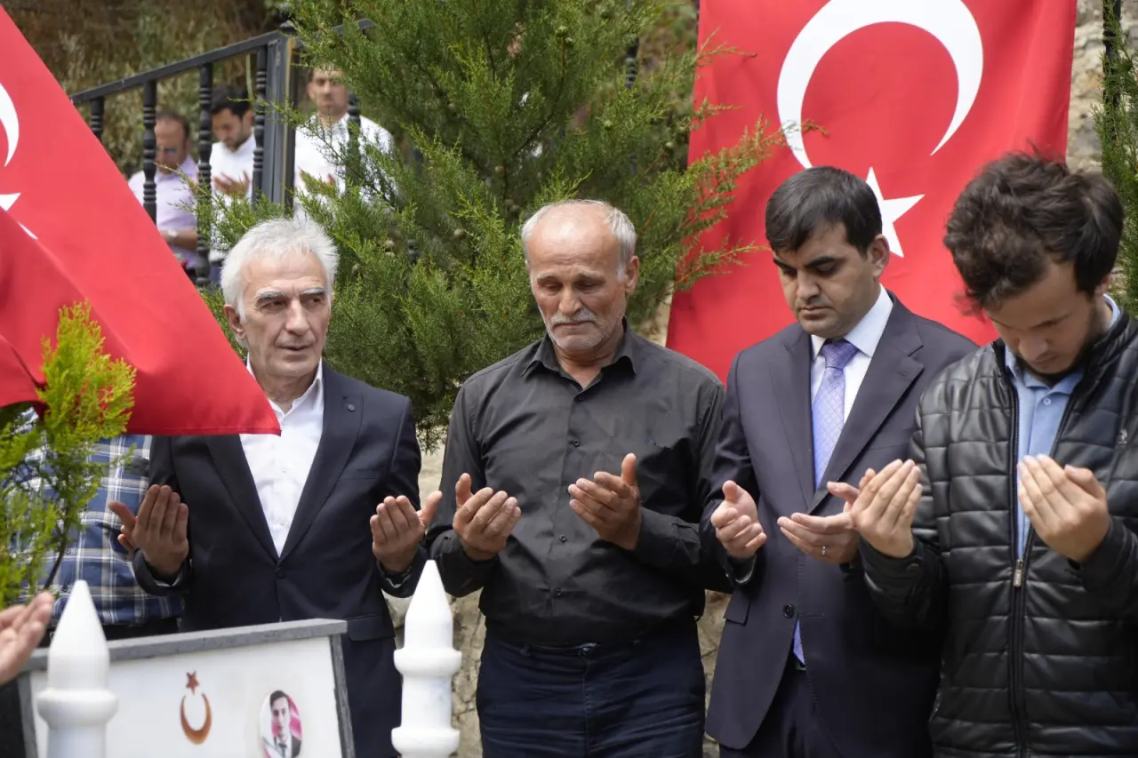 Şehit Öğretmen Necmettin Yılmaz Kabri Başında Dualarla Anıldı 12