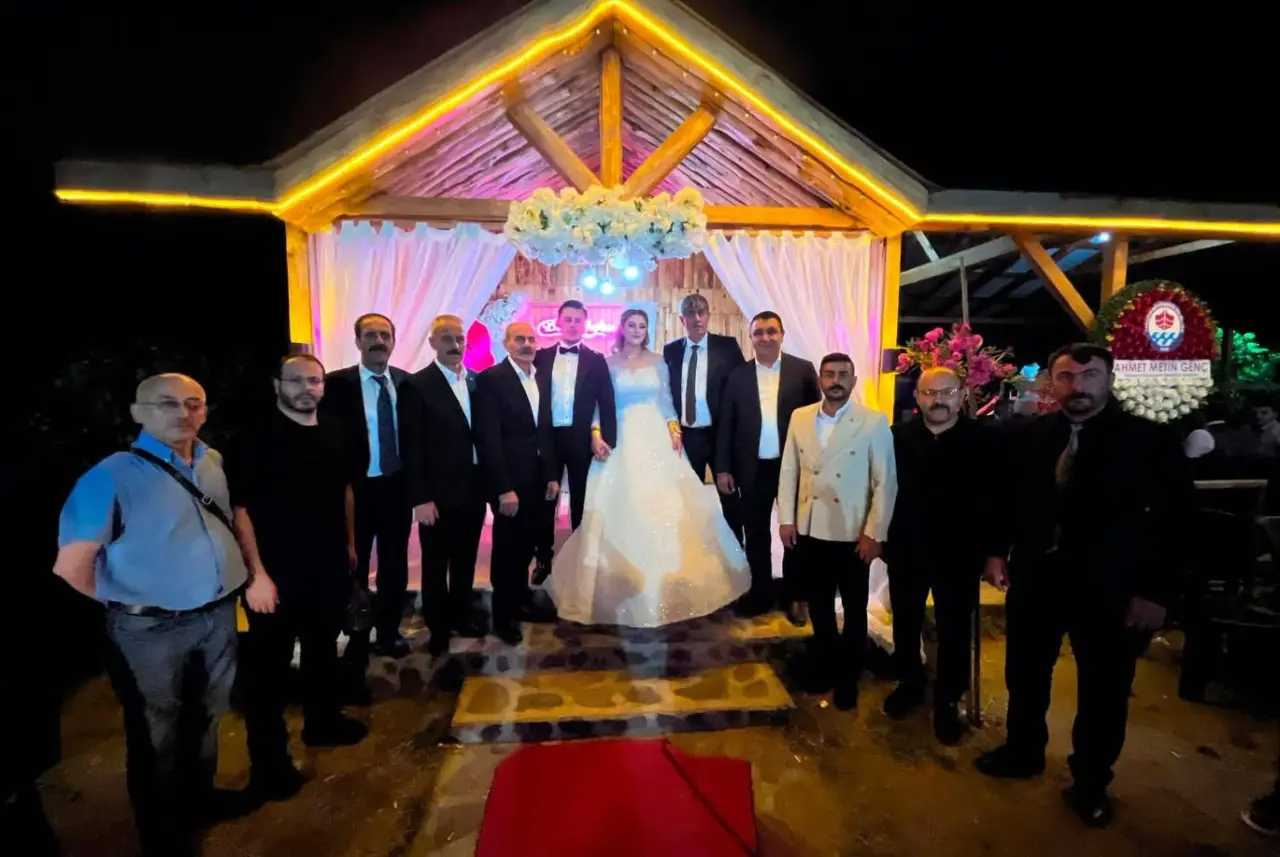 Torul’daki Düğünde Herkesi Duygulandıran An! Başkan Özdemir Kürsüye Bu Kez Kızı İçin Çıktı 5