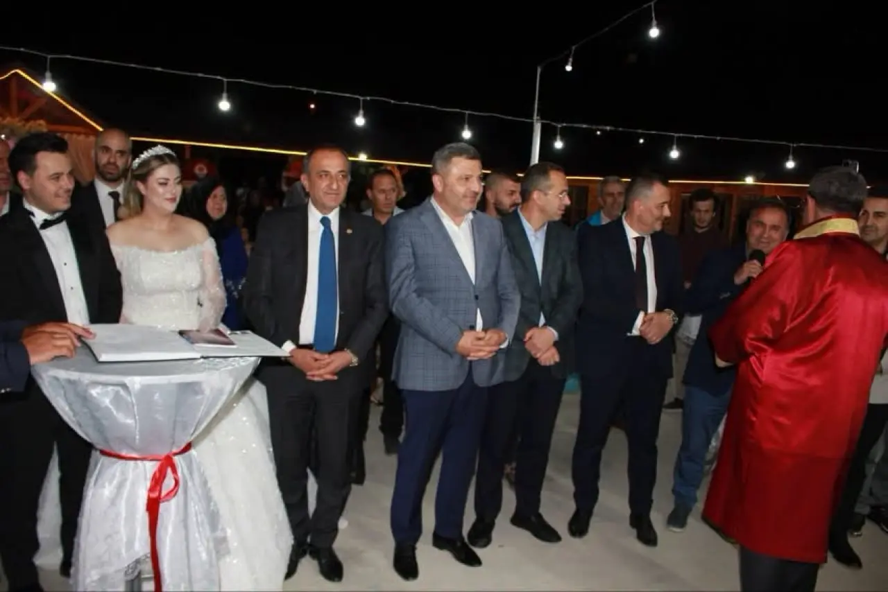 Torul’daki Düğünde Herkesi Duygulandıran An! Başkan Özdemir Kürsüye Bu Kez Kızı İçin Çıktı 1