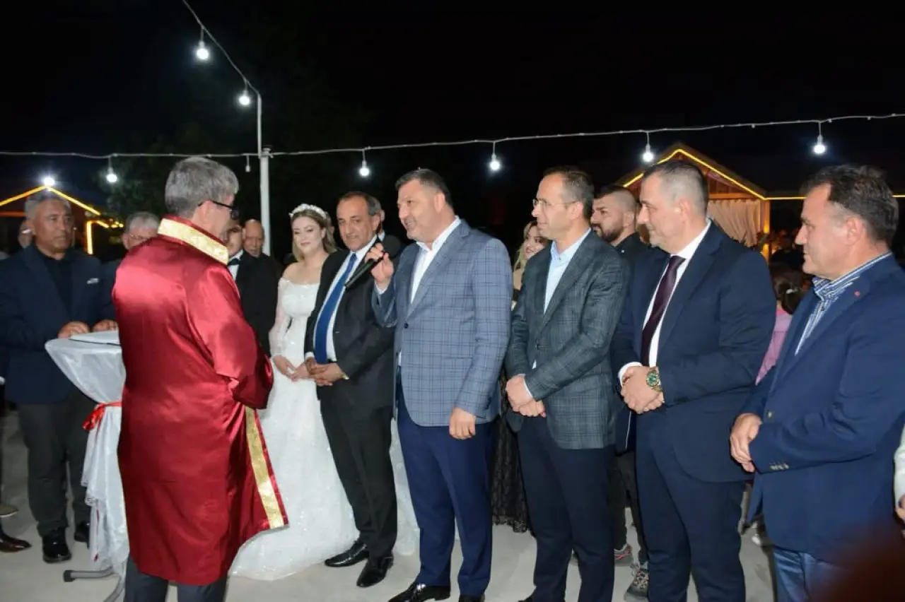 Torul’daki Düğünde Herkesi Duygulandıran An! Başkan Özdemir Kürsüye Bu Kez Kızı İçin Çıktı 11
