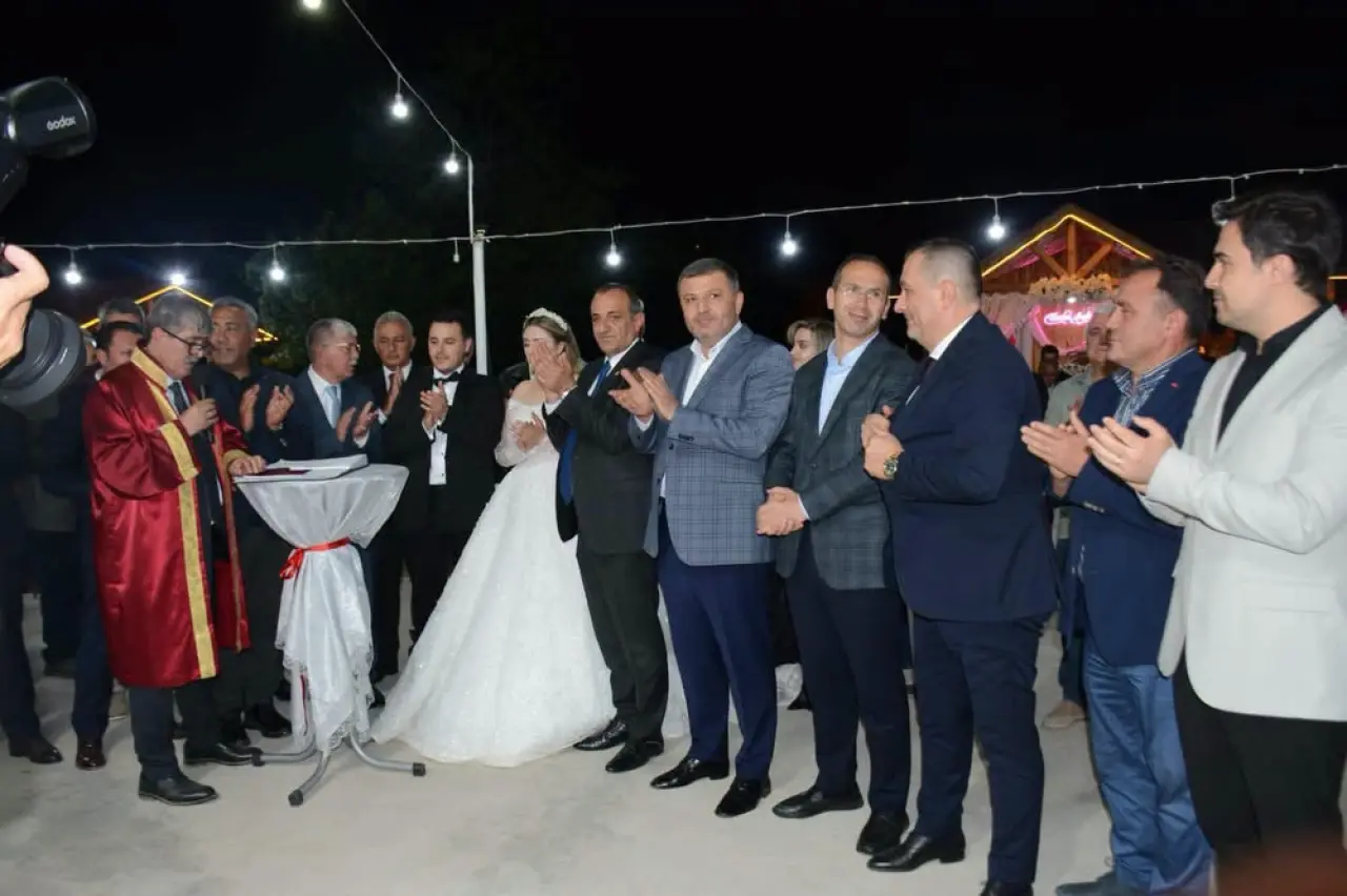 Torul’daki Düğünde Herkesi Duygulandıran An! Başkan Özdemir Kürsüye Bu Kez Kızı İçin Çıktı 12