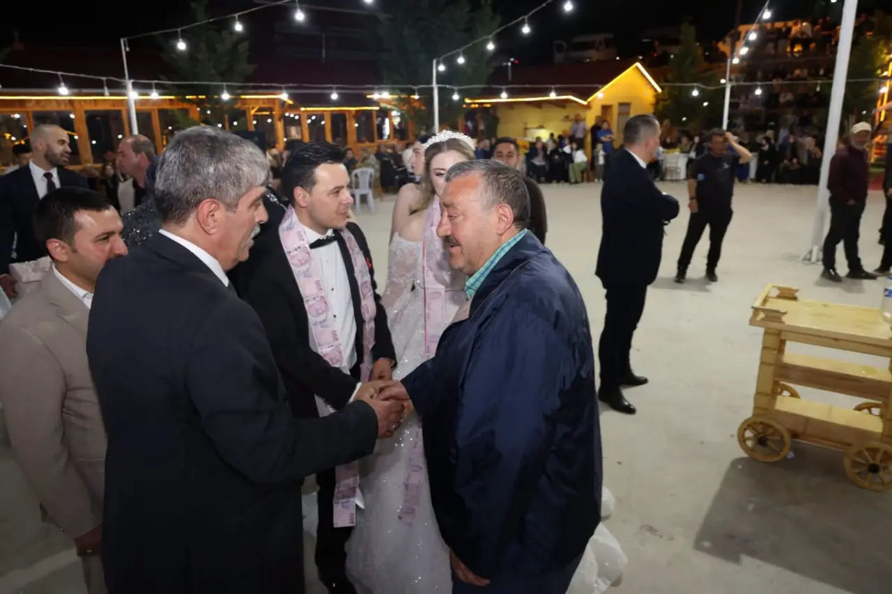 Torul’daki Düğünde Herkesi Duygulandıran An! Başkan Özdemir Kürsüye Bu Kez Kızı İçin Çıktı 4