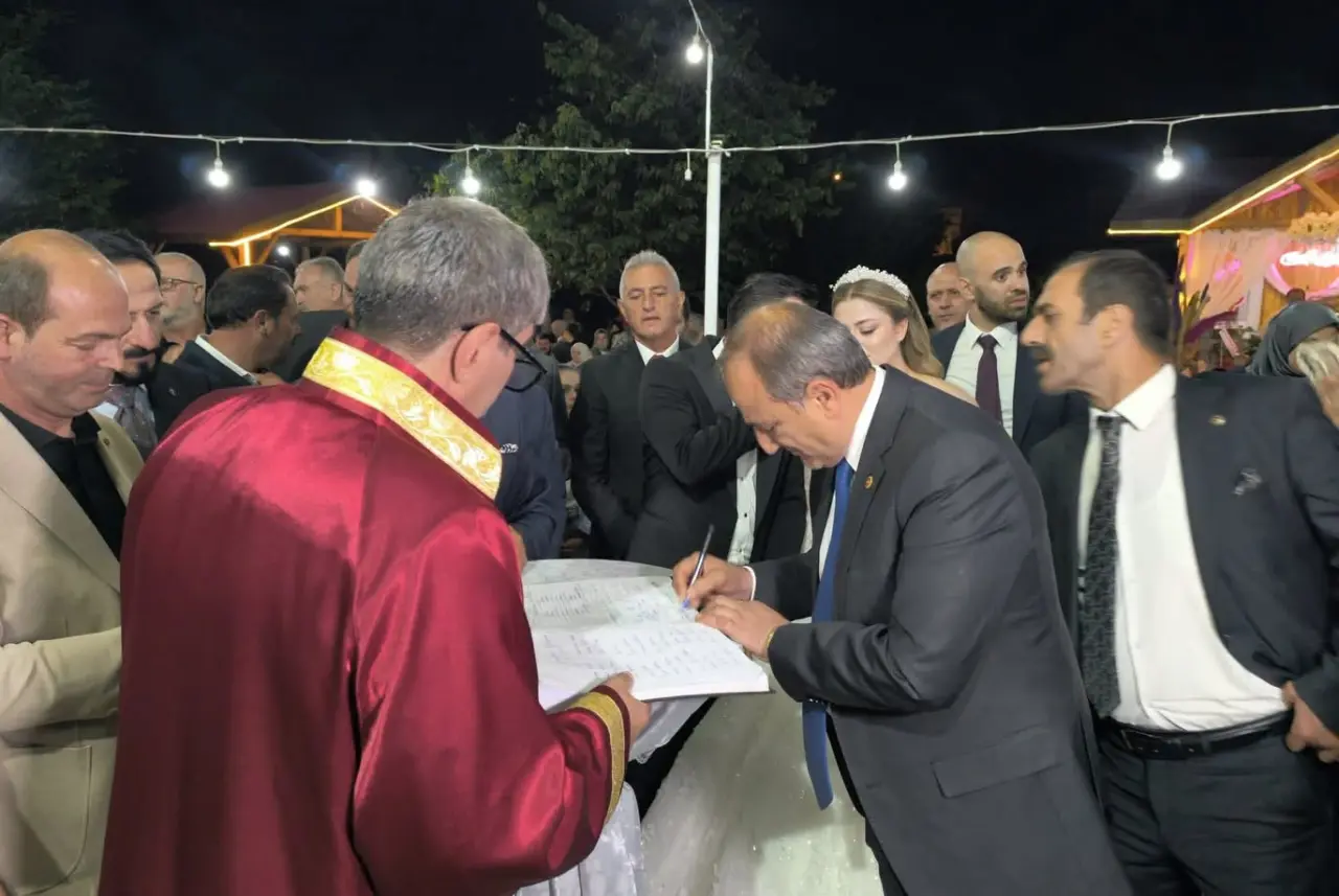 Torul’daki Düğünde Herkesi Duygulandıran An! Başkan Özdemir Kürsüye Bu Kez Kızı İçin Çıktı 6