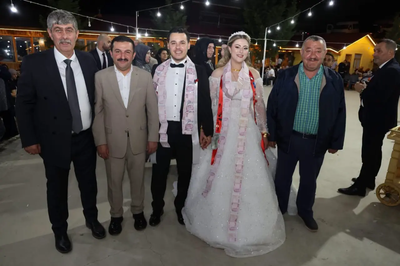Torul’daki Düğünde Herkesi Duygulandıran An! Başkan Özdemir Kürsüye Bu Kez Kızı İçin Çıktı 2